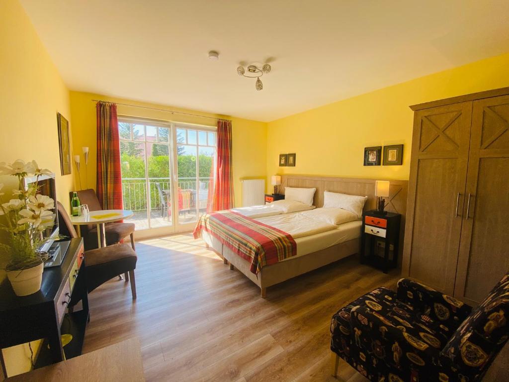 a hotel room with a bed and a window at Landhaus Hammoor Stieper Gastronomie GmbH in Hammoor
