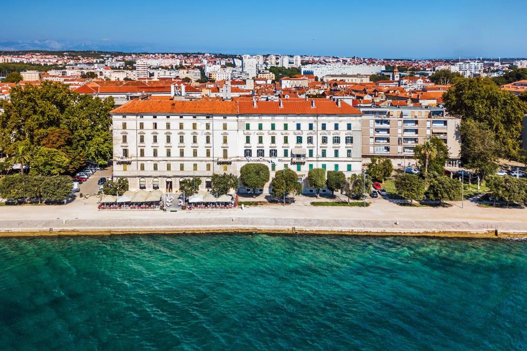 uma vista aérea de um grande edifício branco ao lado da água em Urban Apartments with sauna em Zadar