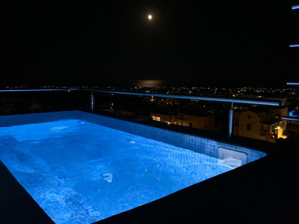 Bazén v ubytování Lux house with outdoor jacuzzi and sea view in Santorini nebo v jeho okolí