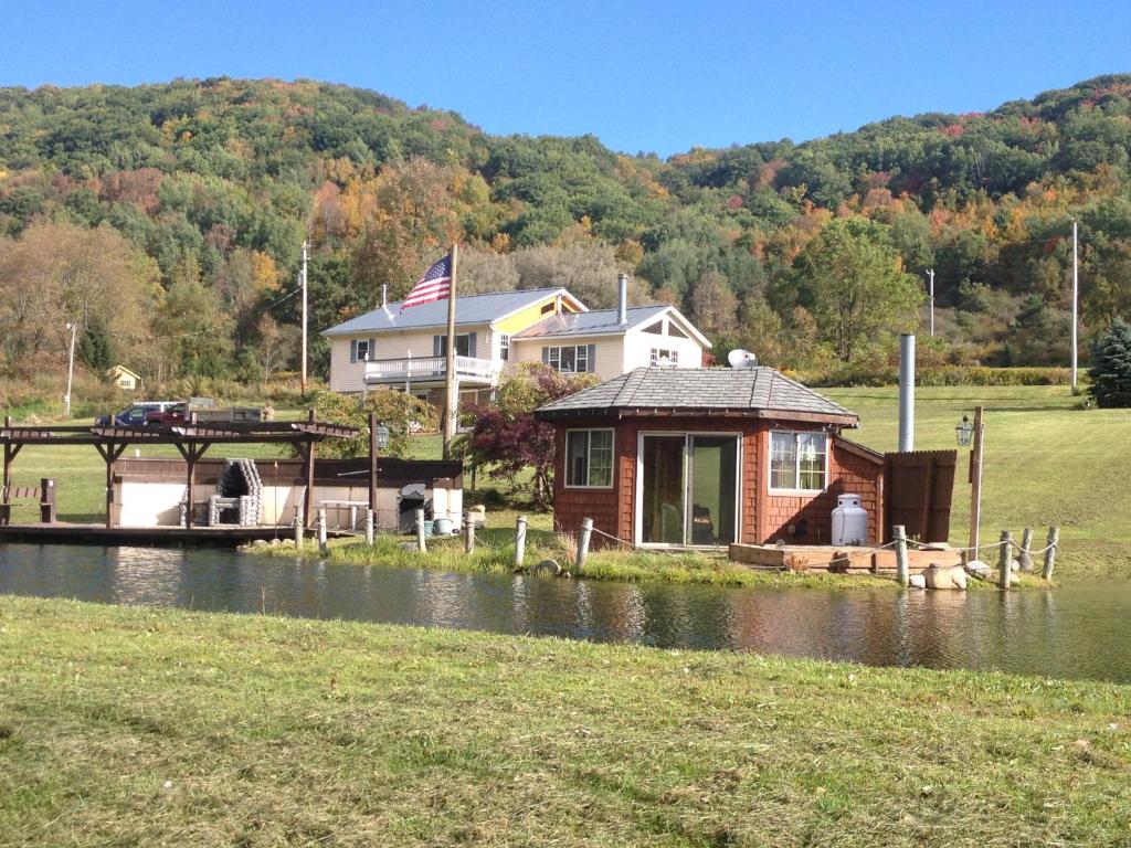 The Maples Hot tub! Amazing views, pets Ellicottville