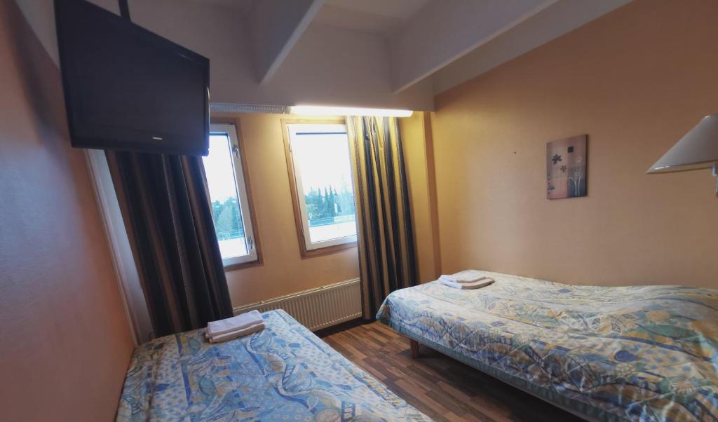 En eller flere senger på et rom på Hotelli Iisoppi