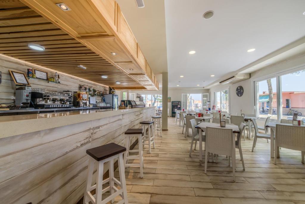 Reštaurácia alebo iné gastronomické zariadenie v ubytovaní Glamping -Bungalows El Faro