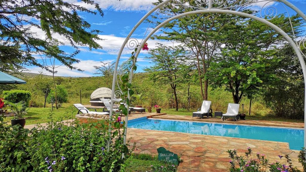 una piscina in un cortile con di Osero Lodge a Ololaimutiek
