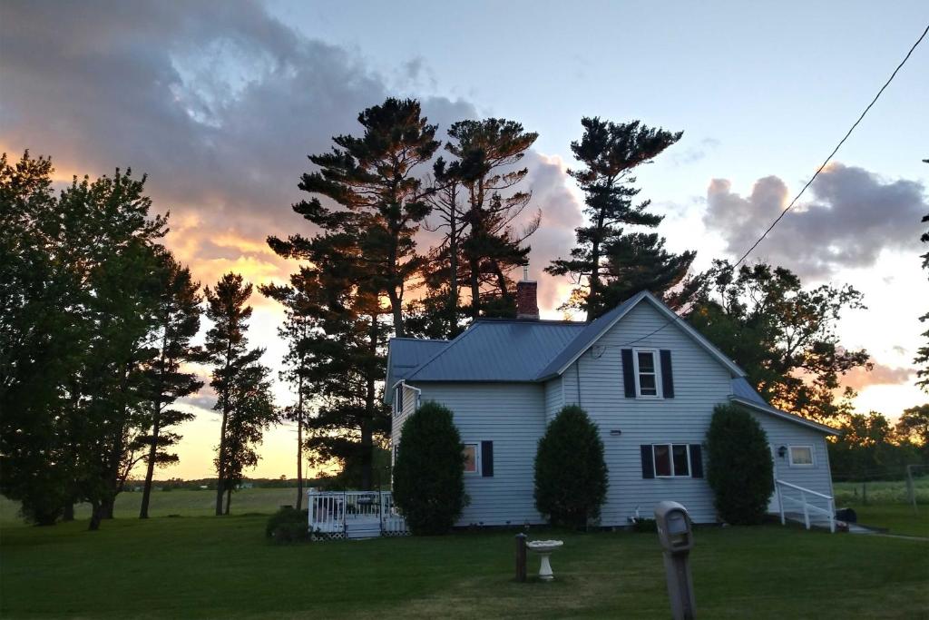 Gallery image of Quiet Farmhouse Retreat with Fire Pit - Pets Welcome! in Milltown