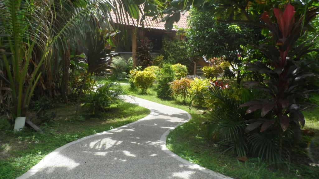 a path through the garden of a house at Ferienhaus am Strand von Sibuyan in der Nähe von Cresta de Gallo in San Fernando