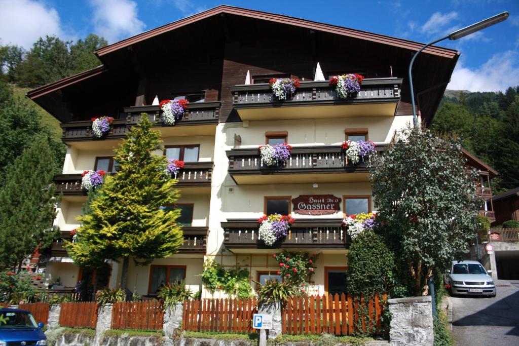 ein Gebäude mit Blumen auf den Balkonen in der Unterkunft Haus Gassner in Bad Hofgastein