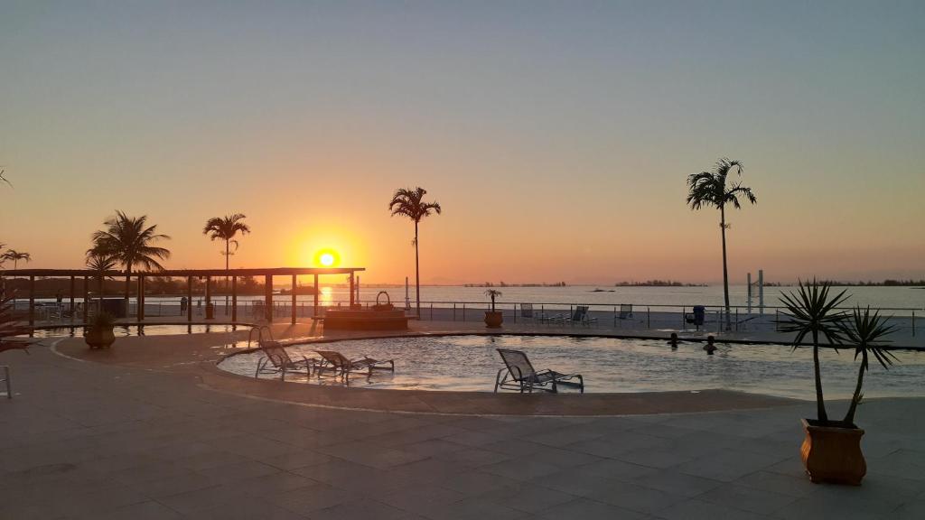 Piscina de la sau aproape de APARTAMENTO EM ARRAIAL DO CABO - RJ