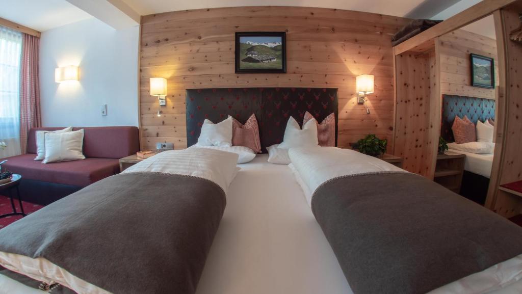 Postel nebo postele na pokoji v ubytování Hotel Tipotsch