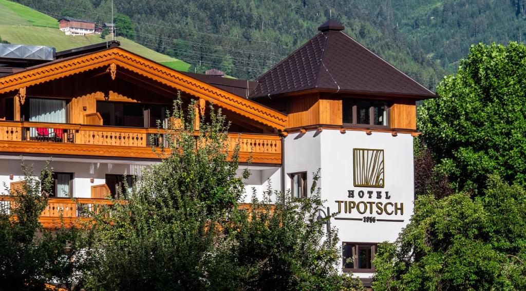 Nespecifikovaný výhled na hory nebo výhled na hory při pohledu z hotelu