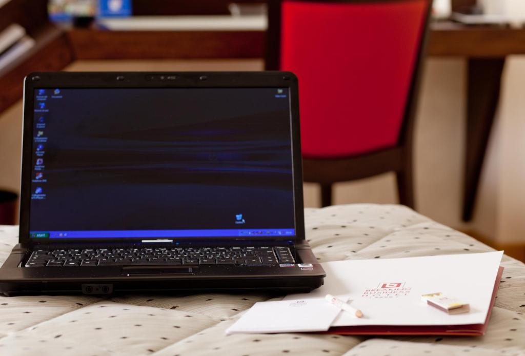 TV a/nebo společenská místnost v ubytování Breaking Business Hotel