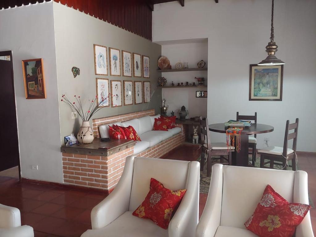  LINDA E CONFORTÁVEL CASA COM PISCINA NO GUARUJÁ