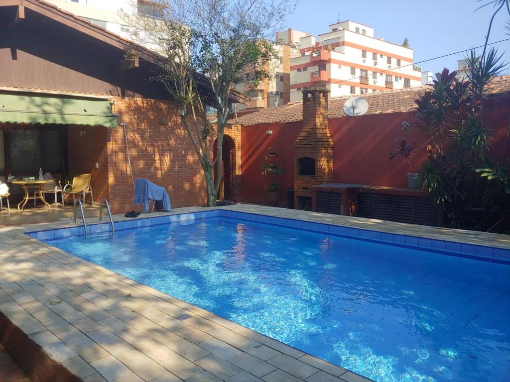  LINDA E CONFORTÁVEL CASA COM PISCINA NO GUARUJÁ