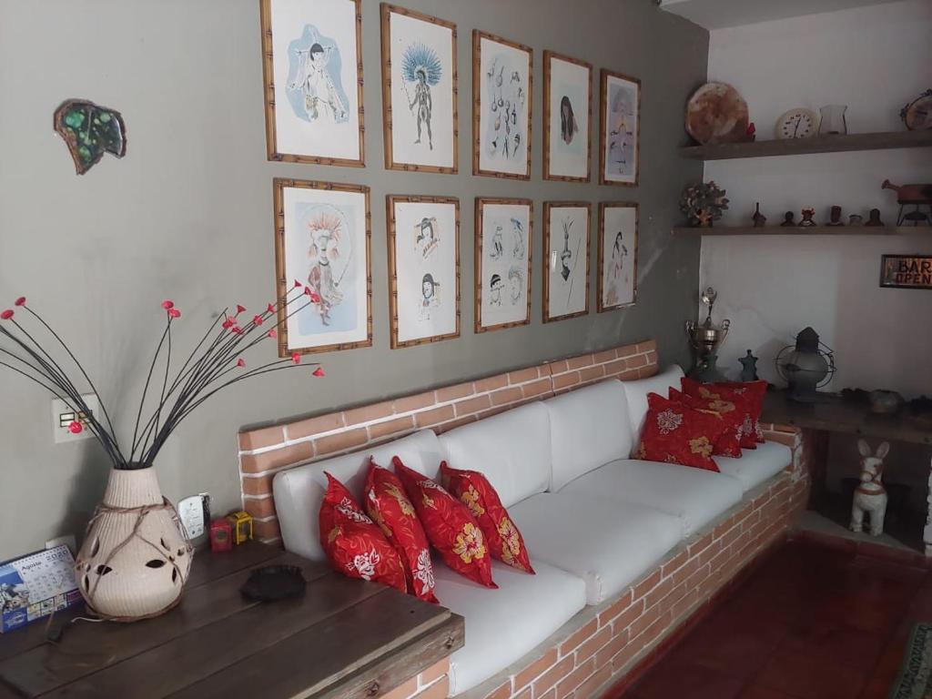  LINDA E CONFORTÁVEL CASA COM PISCINA NO GUARUJÁ