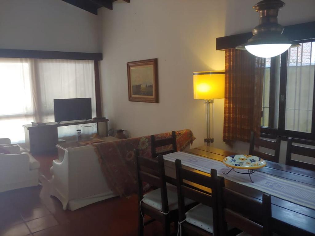  LINDA E CONFORTÁVEL CASA COM PISCINA NO GUARUJÁ