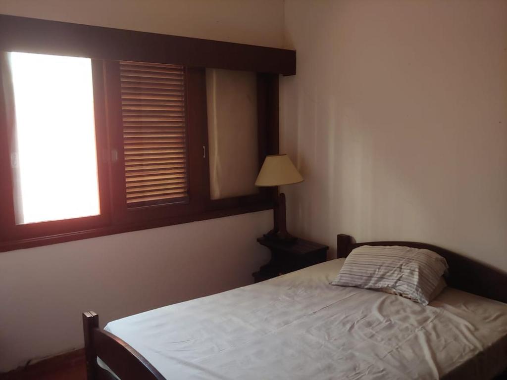  LINDA E CONFORTÁVEL CASA COM PISCINA NO GUARUJÁ