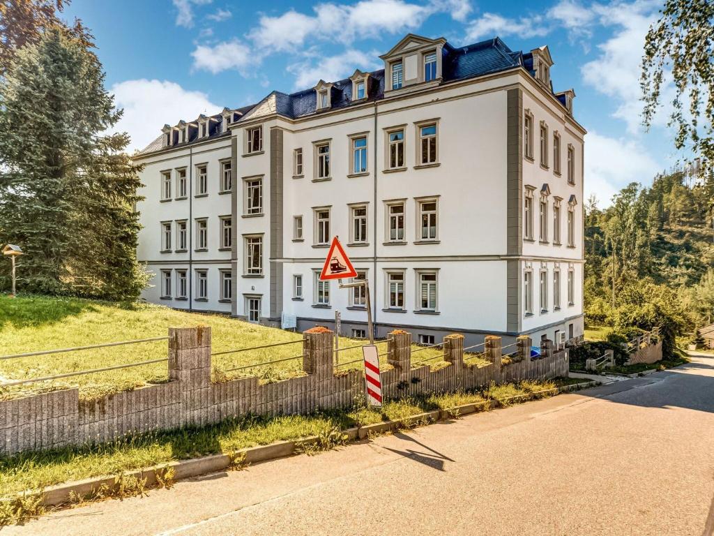 ein großes weißes Gebäude an der Seite einer Straße in der Unterkunft Appealing Villa with Garden in Borstendorf Germany in Leubsdorf