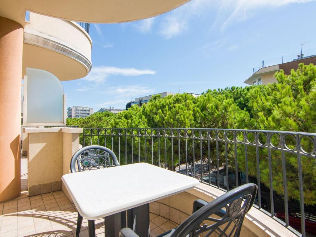 einen Balkon mit einem weißen Tisch und Stühlen in der Unterkunft Engaging Apartment in Riccione with Balcony in Riccione