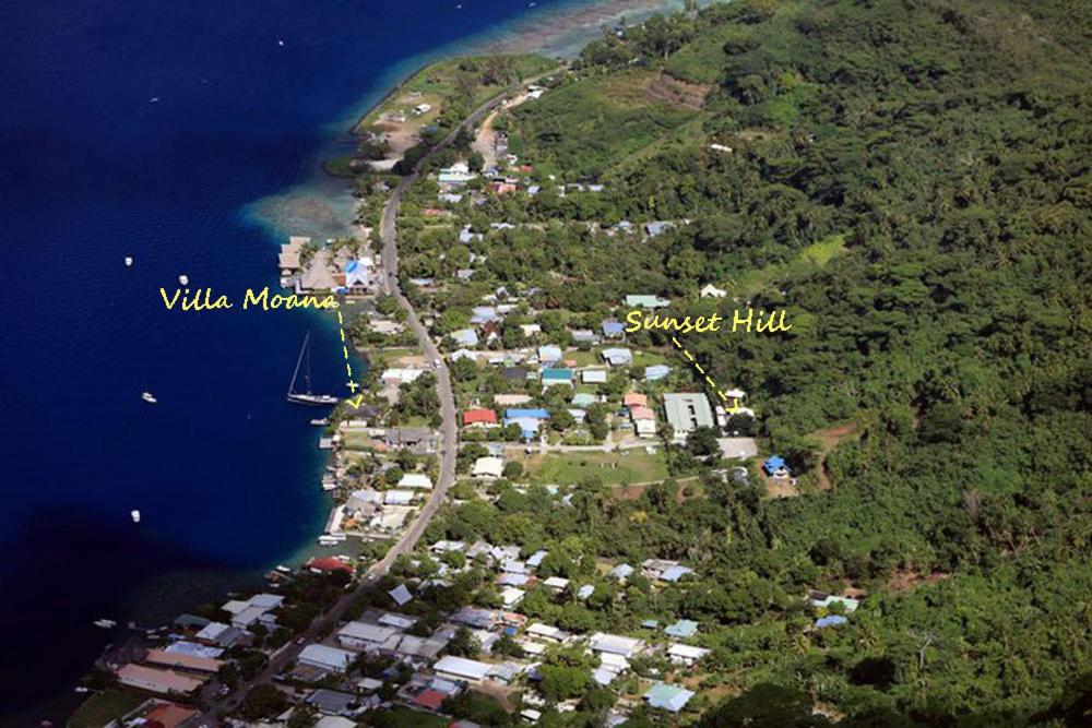 una vista aérea de una pequeña isla en el agua en Sunset Hill Lodge en Bora Bora