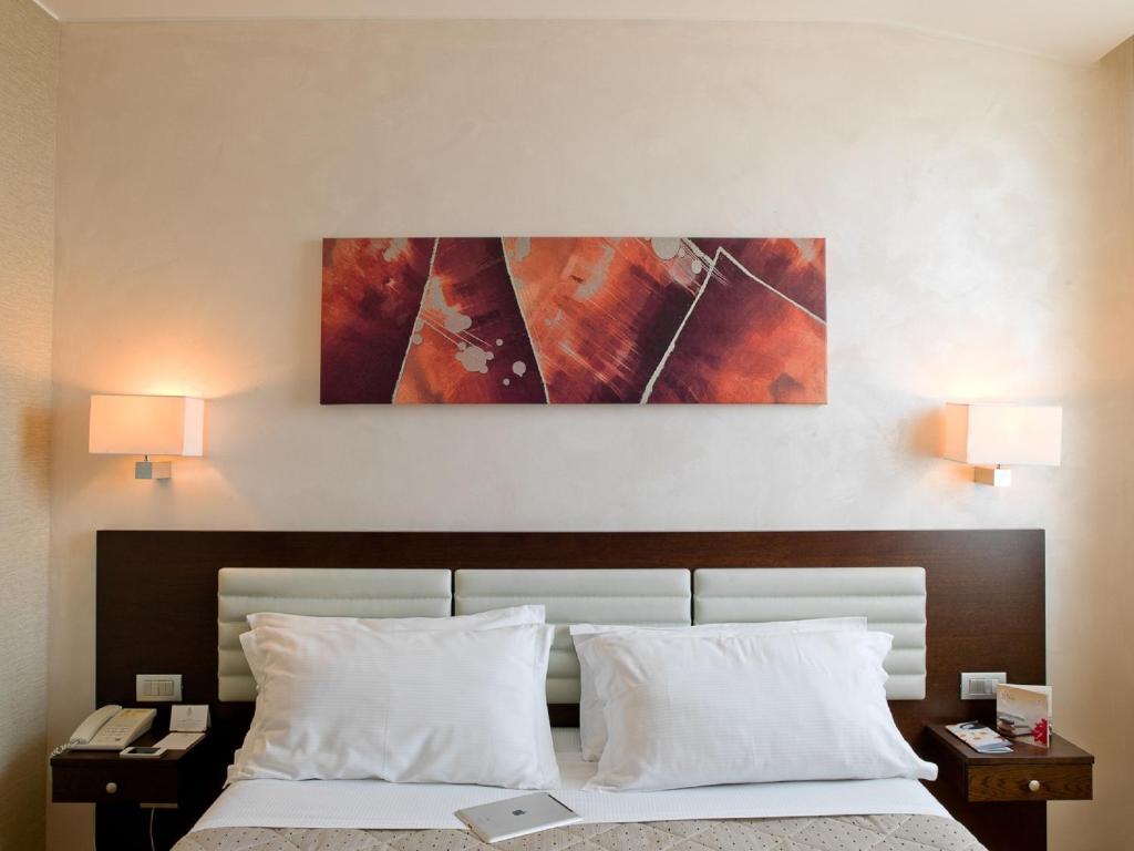 Postel nebo postele na pokoji v ubytování Breaking Business Hotel