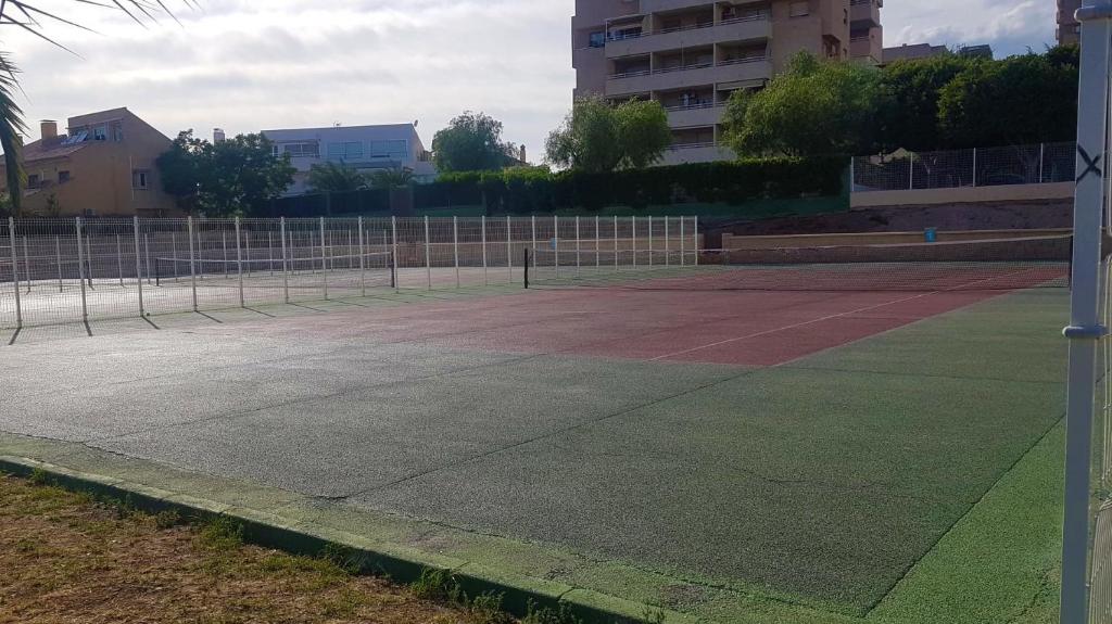 Tenis a/nebo squash v ubytování SweetWater Home - Apartamento ideal para tus vacaciones nebo okolí