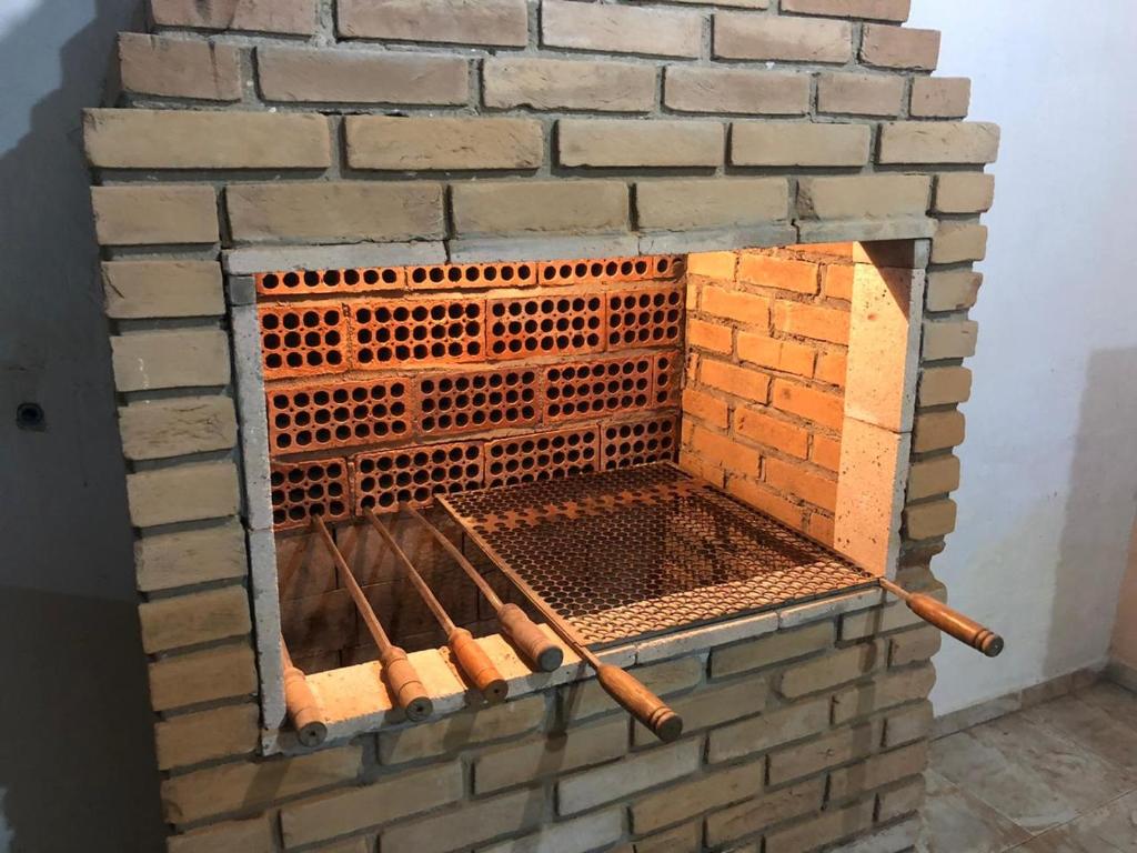  Casa grande 03 quartos com churrasqueira e internet