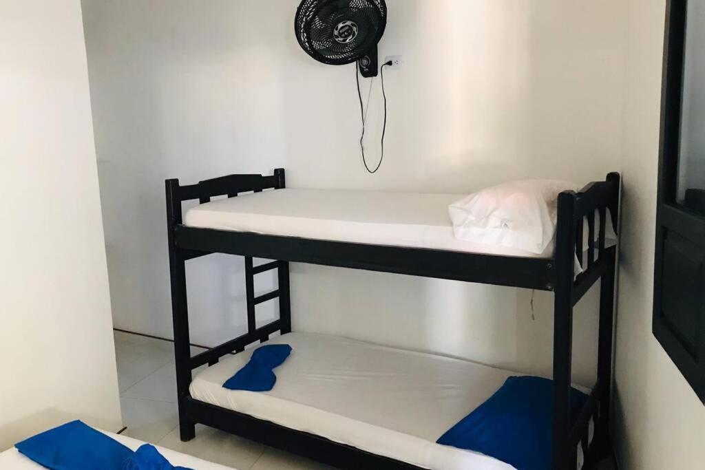 a room with two bunk beds in a room at Casa - Cabaña ELA en Coveñas, frente al mar in Coveñas