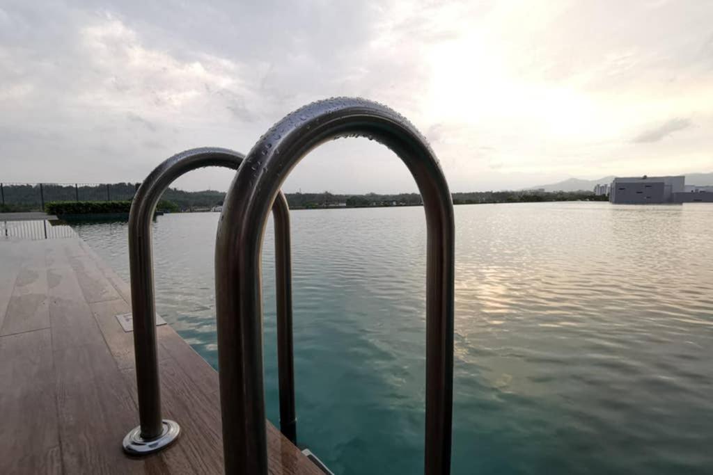 ein Boot mit einem Griff im Wasser in der Unterkunft AniS Homestay Nilai USIM KLIA INTI Manipal Nilai 3 in Nilai