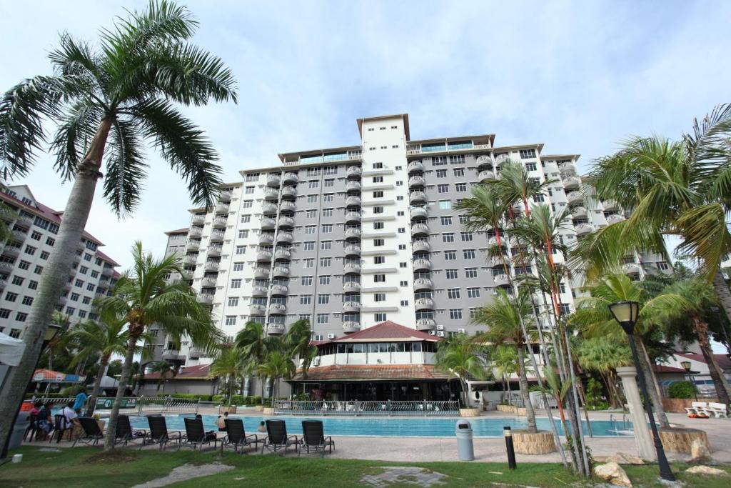 Kolam renang di atau dekat dengan GLORY Beach Resort private 2 bedroom apartment