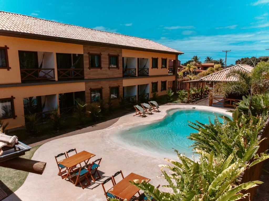 uma vista panorâmica de um resort com uma piscina e cadeiras em Pousada Villa Dos Sonhos em Itacaré
