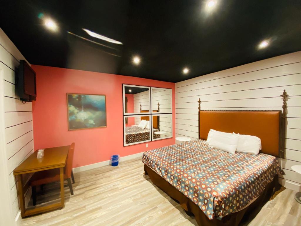 Katil atau katil-katil dalam bilik di Casa Valentine Inn - Los Angeles