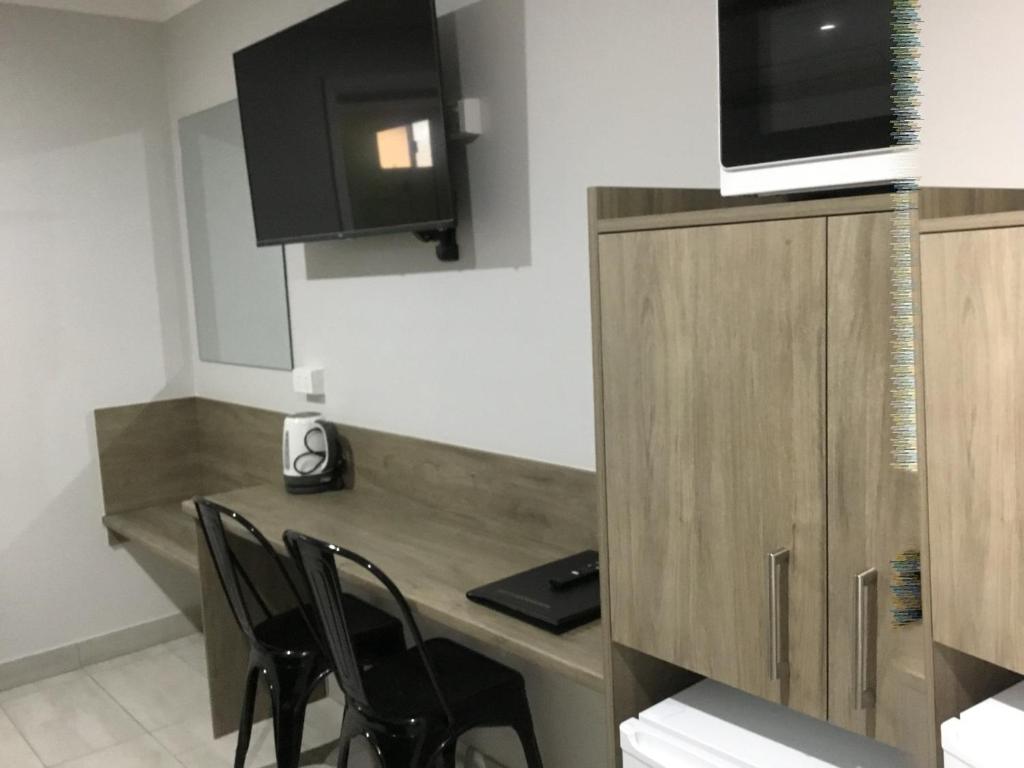 TV a/nebo společenská místnost v ubytování Golden Palms Motor Inn