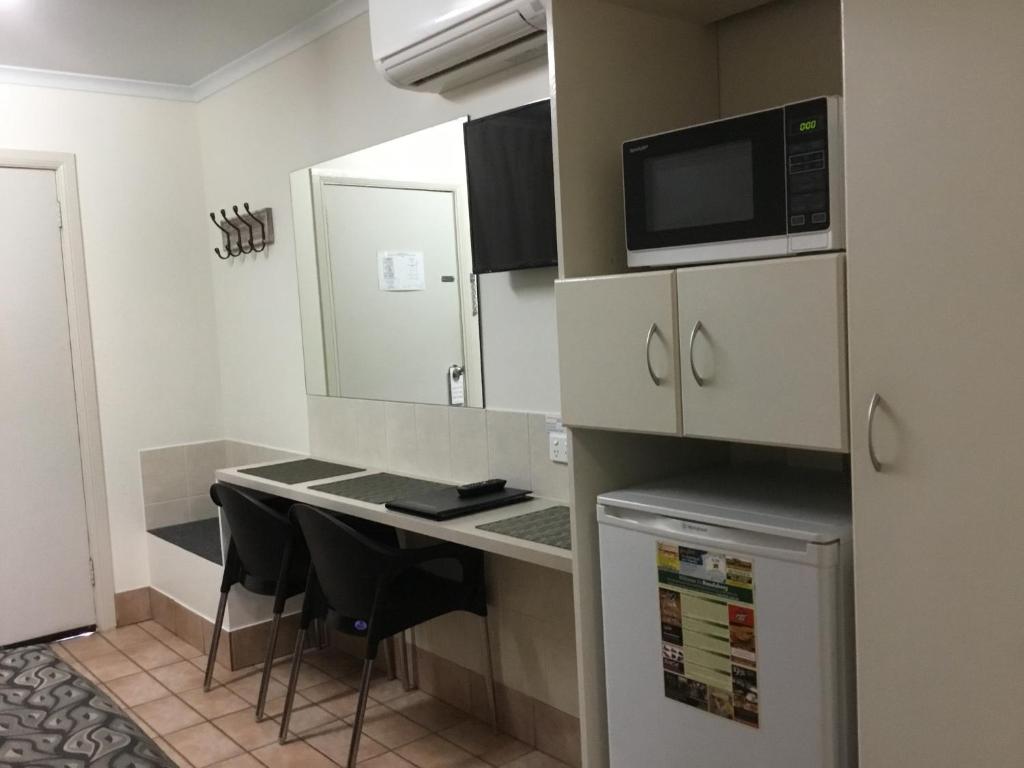 Kuchyň nebo kuchyňský kout v ubytování Golden Palms Motor Inn