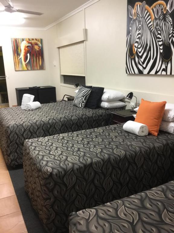 Postel nebo postele na pokoji v ubytování Golden Palms Motor Inn
