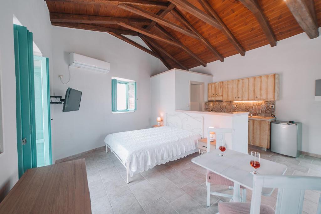 Postel nebo postele na pokoji v ubytování George SeaFront Suites