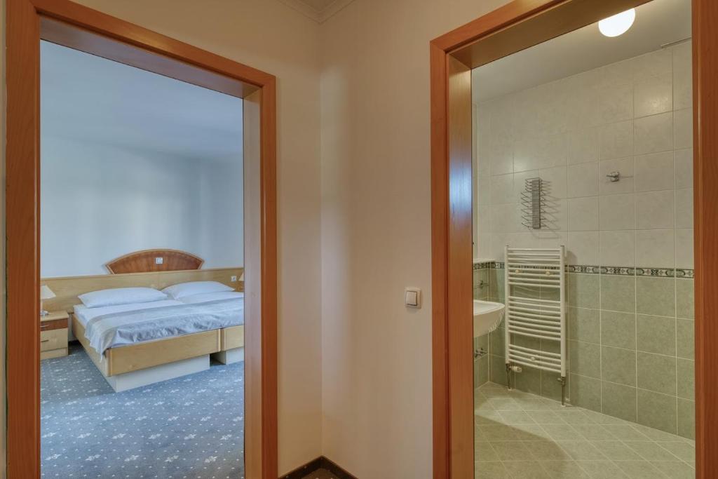 Postel nebo postele na pokoji v ubytování Garni Hotel Zvon
