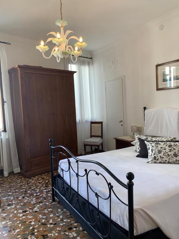 Posteľ alebo postele v izbe v ubytovaní B&B Al Teatro with canal view