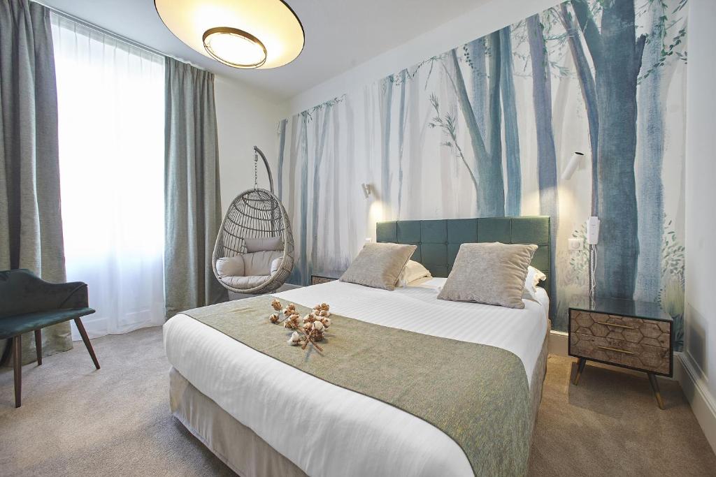 Postel nebo postele na pokoji v ubytování Hôtel Les Nations The Originals Boutique VICHY