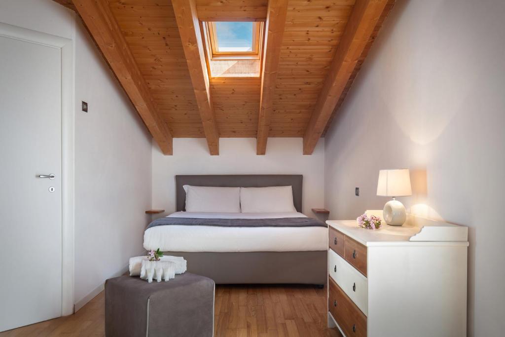 ein Schlafzimmer mit einem Bett und einer Holzdecke in der Unterkunft CASA NADIA - 3 minuti dall'ospedale in Negrar