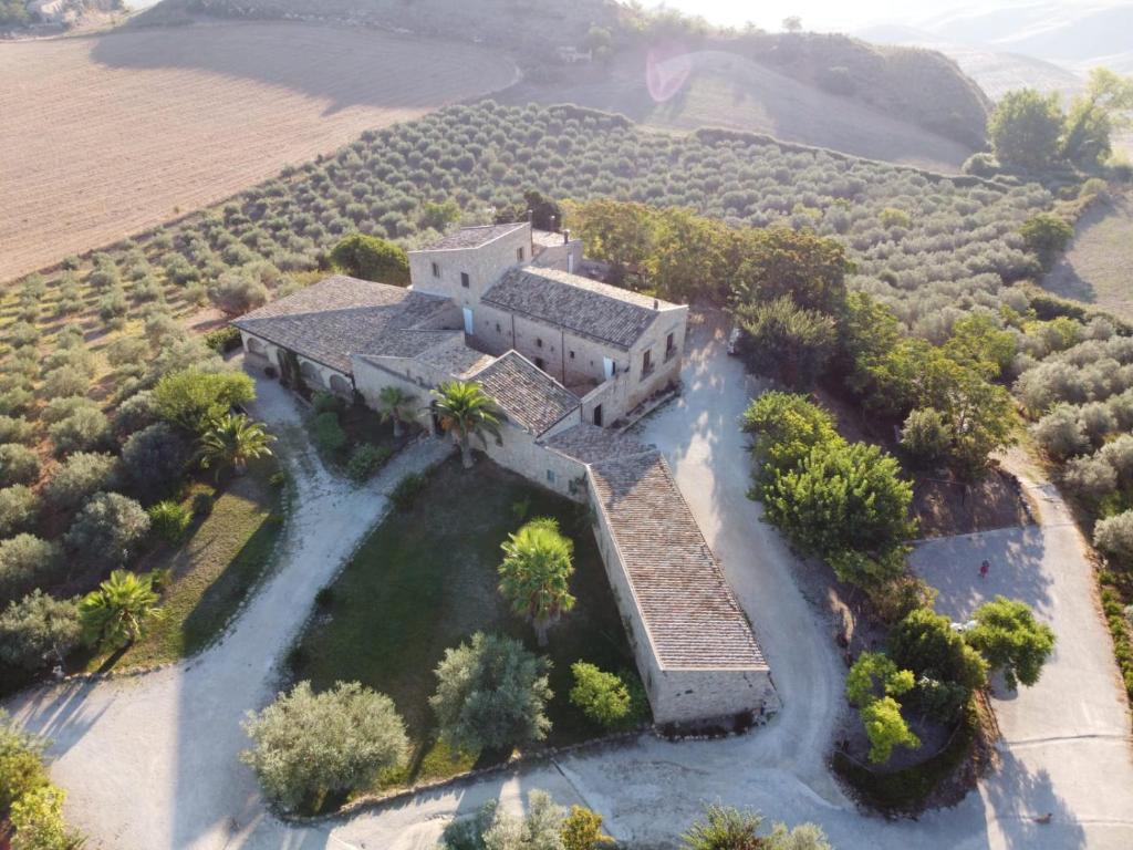 una vista aérea de una casa grande con árboles en Agriturismo Baglio Pollicarini, en Pergusa
