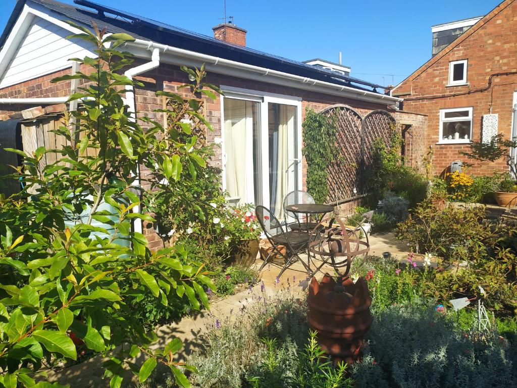 a garden in front of a house at Offa Hideaway in Leamington Spa