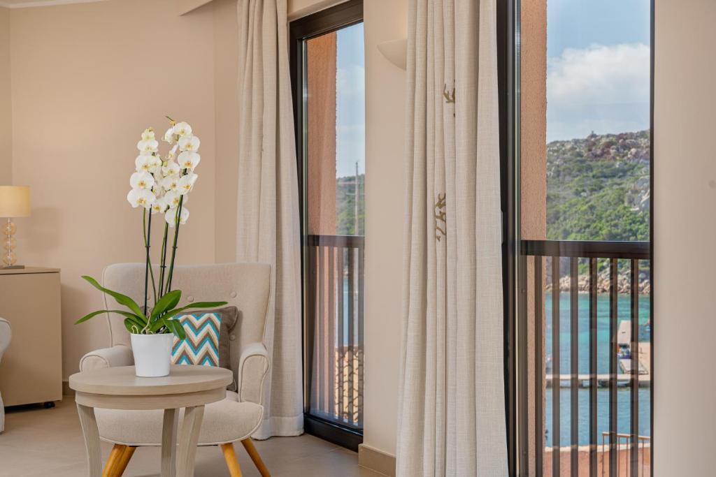 Balkón nebo terasa v ubytování Hotel Cala Lunga