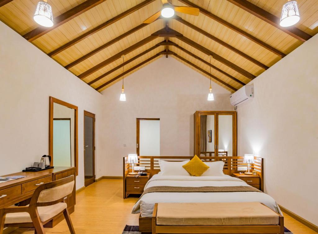 Postel nebo postele na pokoji v ubytování Fiyavalhu Resort Maldives