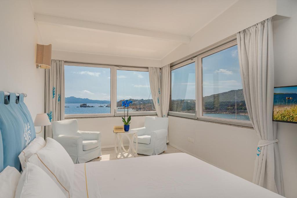 Postel nebo postele na pokoji v ubytování Hotel Cala Lunga