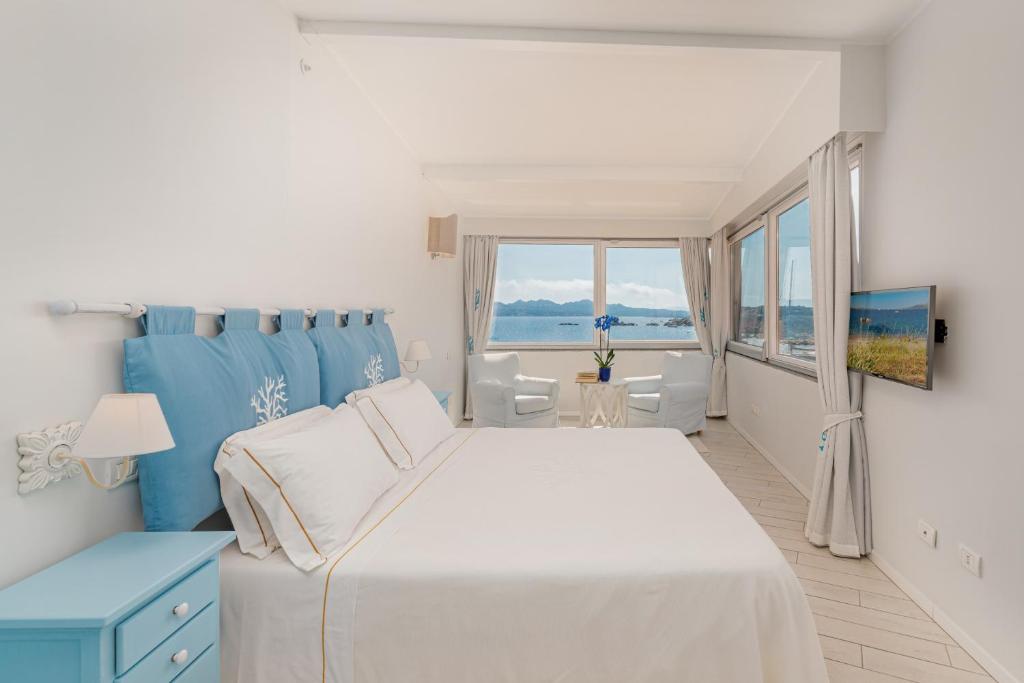 Postel nebo postele na pokoji v ubytování Hotel Cala Lunga