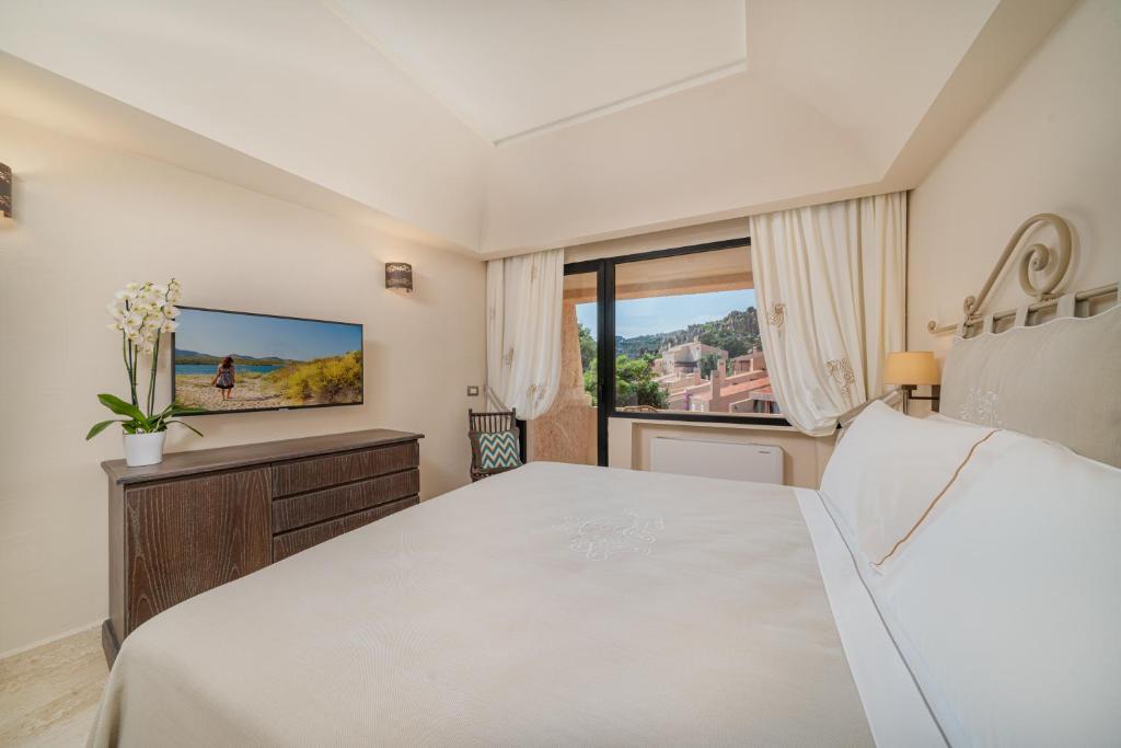 Postel nebo postele na pokoji v ubytování Hotel Cala Lunga