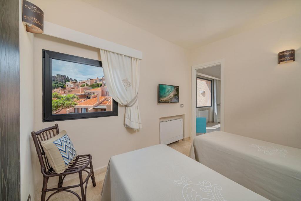 Postel nebo postele na pokoji v ubytování Hotel Cala Lunga