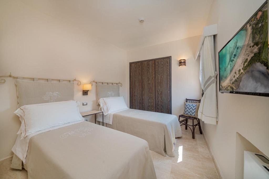 Postel nebo postele na pokoji v ubytování Hotel Cala Lunga