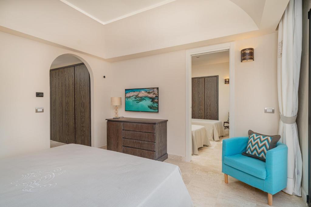 Postel nebo postele na pokoji v ubytování Hotel Cala Lunga