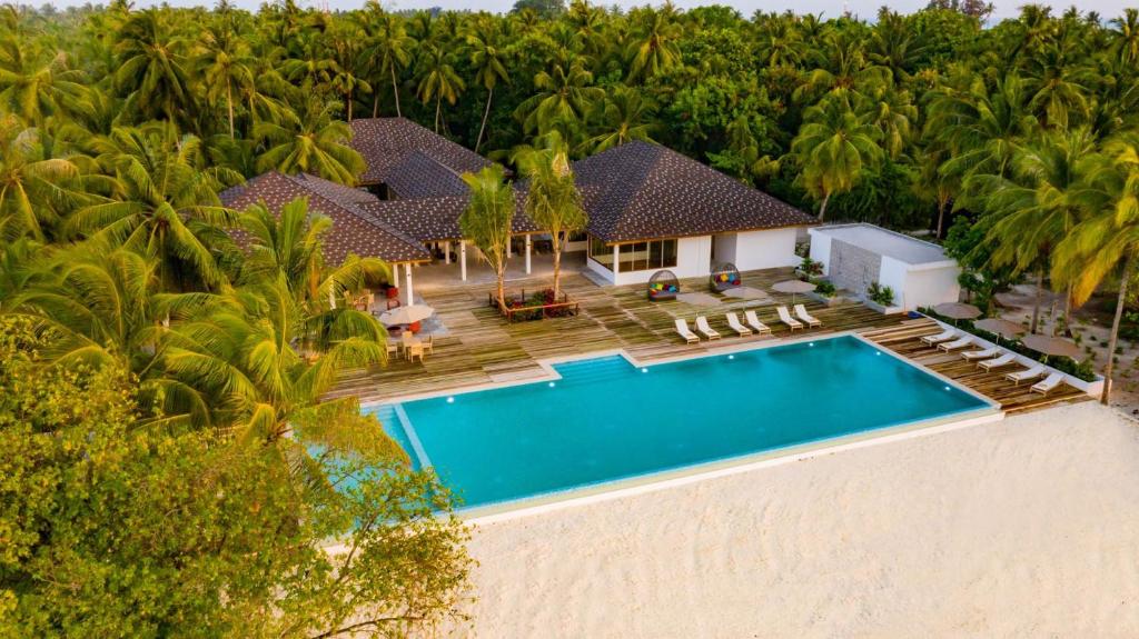Bazén v ubytování Fiyavalhu Resort Maldives nebo v jeho okolí
