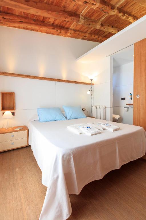 A bed or beds in a room at Es Pas Formentera Agroturismo